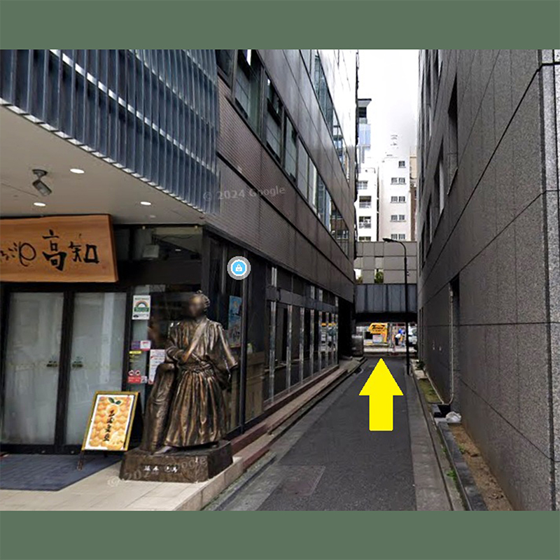 路地をまっすぐ進み、突き当たりを道なりに左へ進む